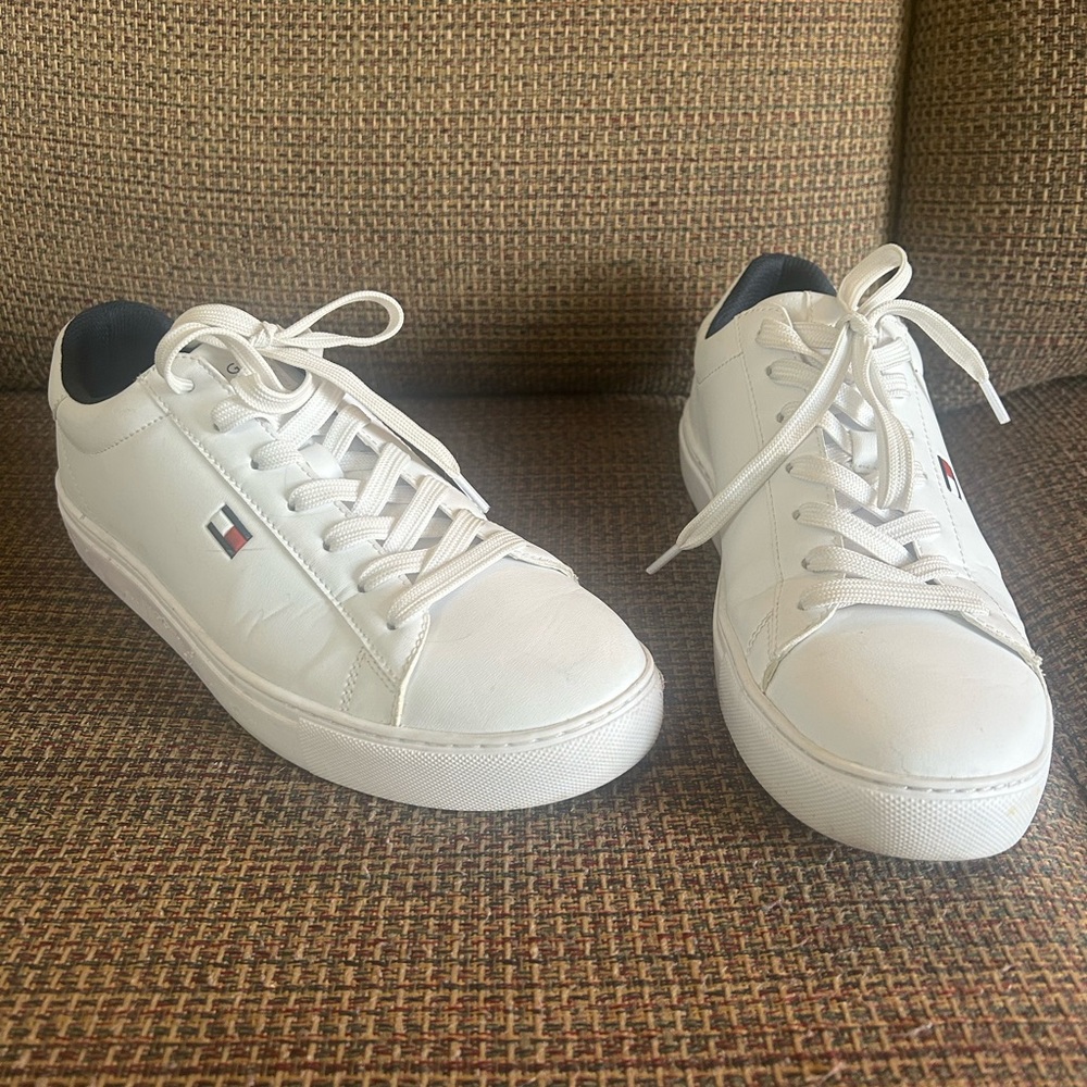 Gently Worn Tommy Hilfiger Men’s 9.5 White Brecon Navy 409 Sneakers